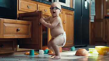 bambino curioso che apre sportello del mobile