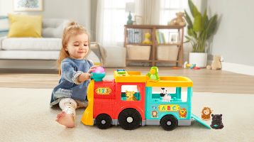 Bambina con treno giocattolo