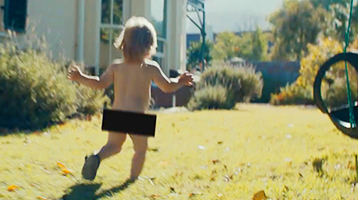 bambino che corre nudo in giardino