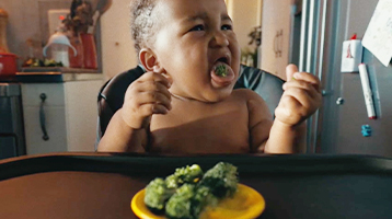 bambino che mangia disgustato i broccoli